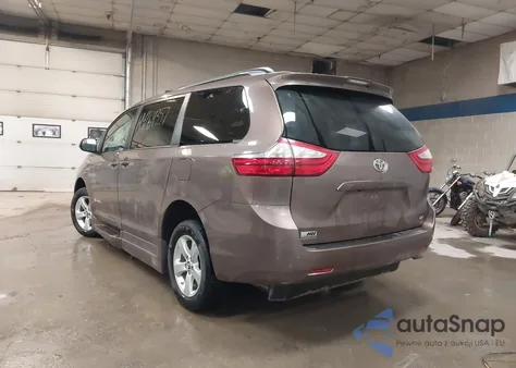 2018 Toyota Sienna Le z USA, uszkodzony, nr VIN 5TDKZ3DC8JS908327
